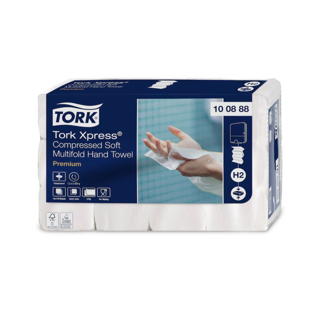 Eine Packung Tork Xpress® Komprimierte Weiche Multifold-Handtücher Premium H2 2-lagig, gekennzeichnet als Premium, von TORK – Essity Professional Hygiene Germany GmbH. Die Verpackung zeigt das Bild einer Hand, die ein Handtuch hält, und hebt Produkteigenschaften wie Hygiene, Saugfähigkeit und Einzelblattentnahme in einem blau-weißen Design hervor.