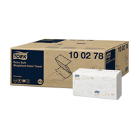 Die Verpackung für Tork 100278 extraweiche Zickzack-Handtücher Premium H3 2-lagig kombiniert mit ihrem braun-weißen Design Hygiene und Eleganz. Die größere braune Box zeigt die Produktdetails, während die kleinere weiße Box das Premium-H3-Handtuchdesign mit grünen Blattmotiven und dem Tork-Logo hervorhebt, das die Marke TORK – Essity Professional Hygiene Germany GmbH repräsentiert.