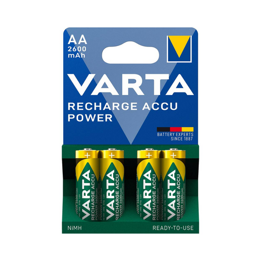 Eine Packung mit vier grün-gelben Varta Recharge Accu Power AA 2600 mAh Batterien, auf der Vorderseite mit „Nickel-Hybrid“ beschriftet. Auf der Verpackung ist ein blaues Dreieck mit der Varta AG zu sehen.