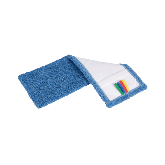 Ein blauer Vileda Base Loop Mop Wischbezug aus Mikrofaser, der teilweise über ein weißes Handtuch gefaltet ist. Dadurch sind regenbogenfarbene Laschen auf einem weißen Etikett vor einem schlichten weißen Hintergrund zu sehen.