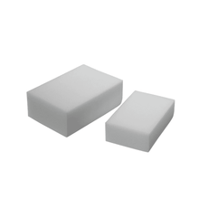 Zwei Vileda Miraclean Schmutz-Entferner-Schwämme von Vileda GmbH mit einem glatten, weißen, rechteckigen Design auf schlichtem Hintergrund, wobei ein Schwamm größer als der andere ist. Diese eignen sich perfekt zum mühelosen Entfernen von Flecken.