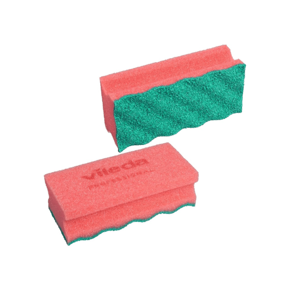 Zwei übereinander gestapelte Vileda PUR Active SchwammProfi Reinigungsschwämme mit rosa Schleifoberseite und grüner Unterseite aus Polyurethanschaum, isoliert auf weißem Hintergrund.