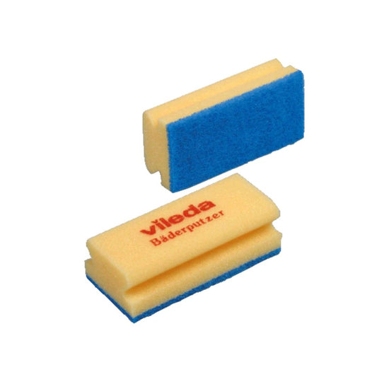 Zwei Vileda Bäderputzer „Soft“ Putzschwämme mit blauer Scheuerseite und gelber Saugseite, gestapelt auf weißem Untergrund. Der Text „Vileda Bäder“.