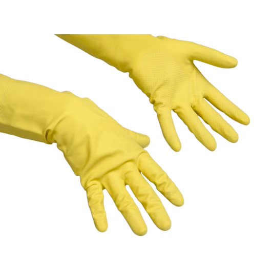 Ein Paar Hände mit gelben Vileda Contract - Der Ökonomische Naturlatex-Handschuhen, positioniert, als ob sie bereit wären, Reinigungsarbeiten durchzuführen, isoliert auf einem weißen Hintergrund.