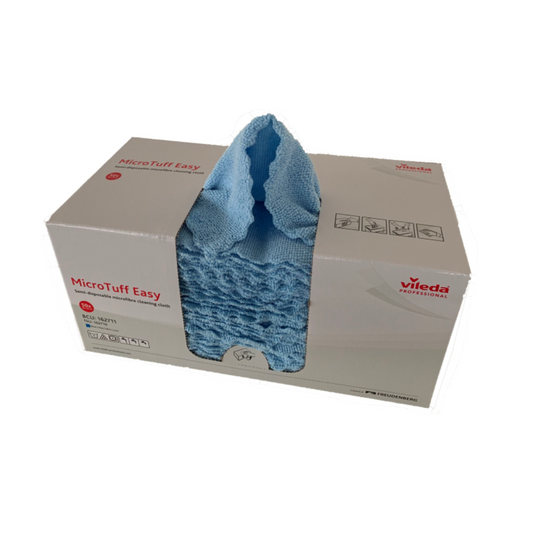 Ein Karton mit der Aufschrift „Vileda Professional Micro Tuff Easy“, der einen Stapel blauer strukturierter Mikrofasertücher enthält, wobei ein Tuch teilweise aufgefaltet und über den Rand gehängt ist. Der Karton trägt die Aufschrift „Vileda“.