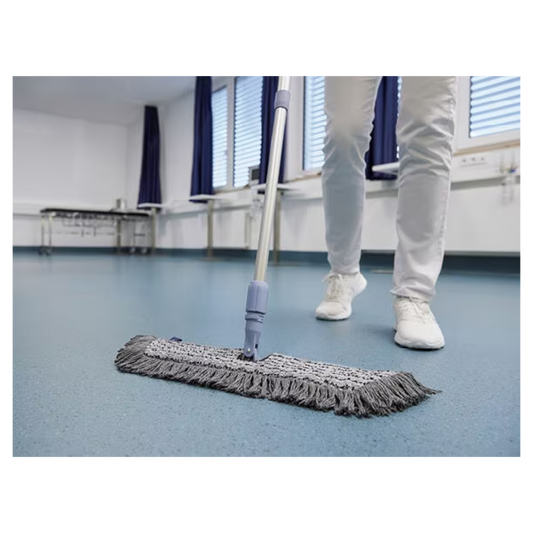 Eine Person in weißen Hosen und Turnschuhen verwendet einen Vileda Professional Swep Duo r-MicroCombi Mop mit grauem Griff und blau gestreiftem Moppkopf, um einen glänzend blauen Boden zu reinigen.