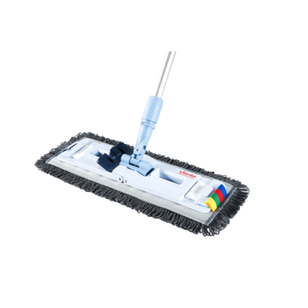 Der Vileda Professional UltraSpeed Pro r-MicroSpeed Max Mop von Vileda GmbH verfügt über einen rechteckigen Moppkopf mit grauen Fransen und hochwertiger Mikrofaser-Velours-Konstruktion, der an einem langen Metallgriff befestigt ist. Er verfügt über bunte Laschen zur einfachen Organisation und das blaue Gelenk am Griff ermöglicht die Winkeleinstellung.