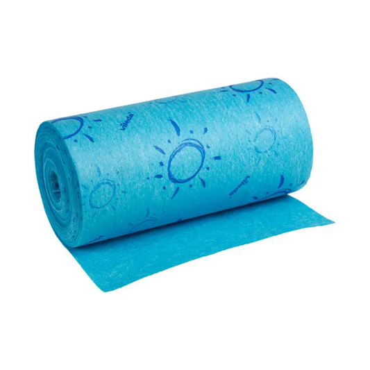 Eine Rolle Vileda Quick 'n' Dry Papiertücher mit sichtbarem Blatt- und Wassertropfenmuster auf weißem Hintergrund, konzipiert für hohe Wasser- und Schmutzaufnahme. Die Rolle ist teilweise mit einem ausgepackt.