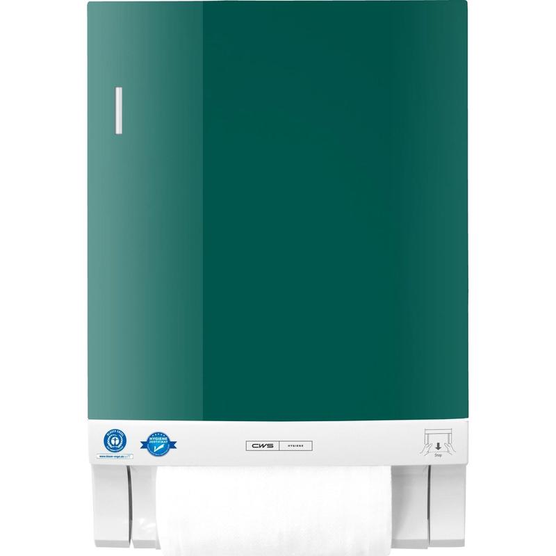 Ein CWS Frontpanel für Stoffhandtuchspender Dry Slim in grün, mit einem kleinen weißen Fenster auf der linken Seite, zwei Zertifizierungsaufklebern und einer sichtbaren Papierhandtuchrolle am Boden.