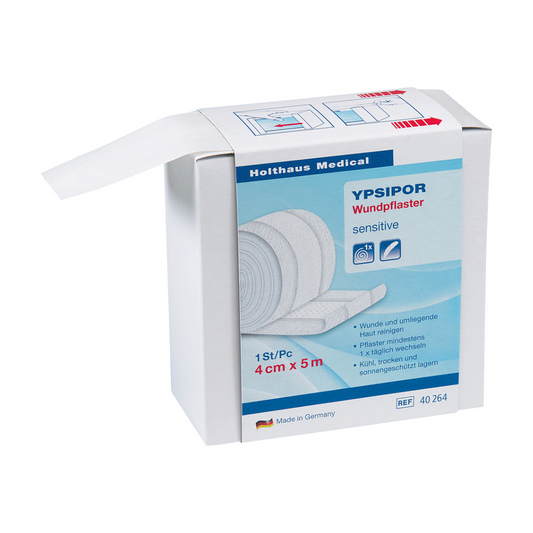 Ein weißer Karton mit der Aufschrift „Holthaus Medical Ypsipor Wundpflaster Vlies“ und dem Text, der darauf hinweist, dass sich darin eine 4 cm x 5 m große Rolle Wund- und Nahtpflaster befindet.
