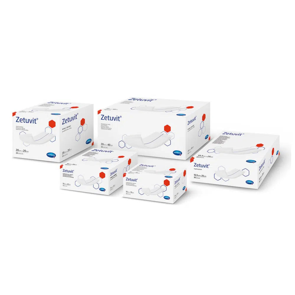 Fünf medizinische Boxen der Marke Hartmann Zetuvit Saugkompresse in verschiedenen Größen, ordentlich gestapelt, mit blau-weißer Verpackung mit roten Akzenten und der Abbildung eines Pflasters auf jeder Box.