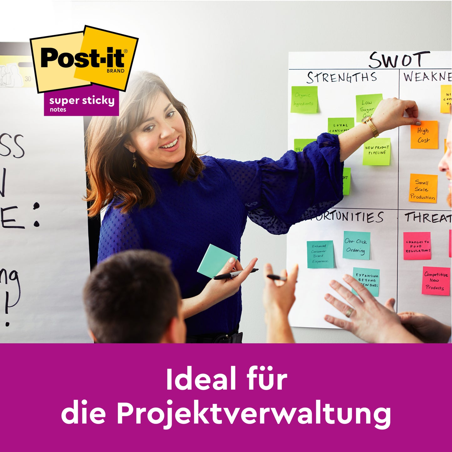 Eine Frau steht an einem Whiteboard voller Post-it® Super Sticky Notes (63,5 x 76 mm, 8 Blöcke, PEFC), von 3M Deutschland GmbH, und leitet ein Meeting. Text: "Ideal für die Projektverwaltung - extra starker Halt.
