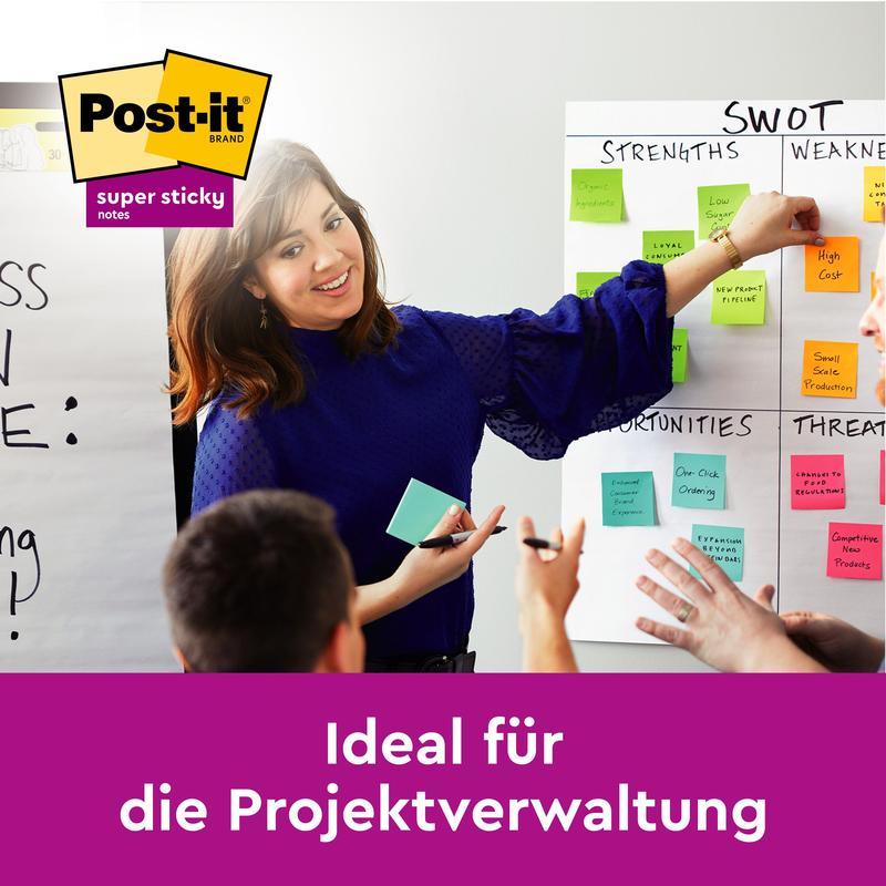 Eine Frau in blauer Bluse führt eine Diskussion und zeigt auf ein SWOT-Diagramm mit bunten Post-it® Super Sticky Notes (76 mm x 127 mm, 90 Blatt/Block, 100% PEFC) von 3M Deutschland GmbH. Logo in der Ecke. Text: "Ideal für die Projektverwaltung.
