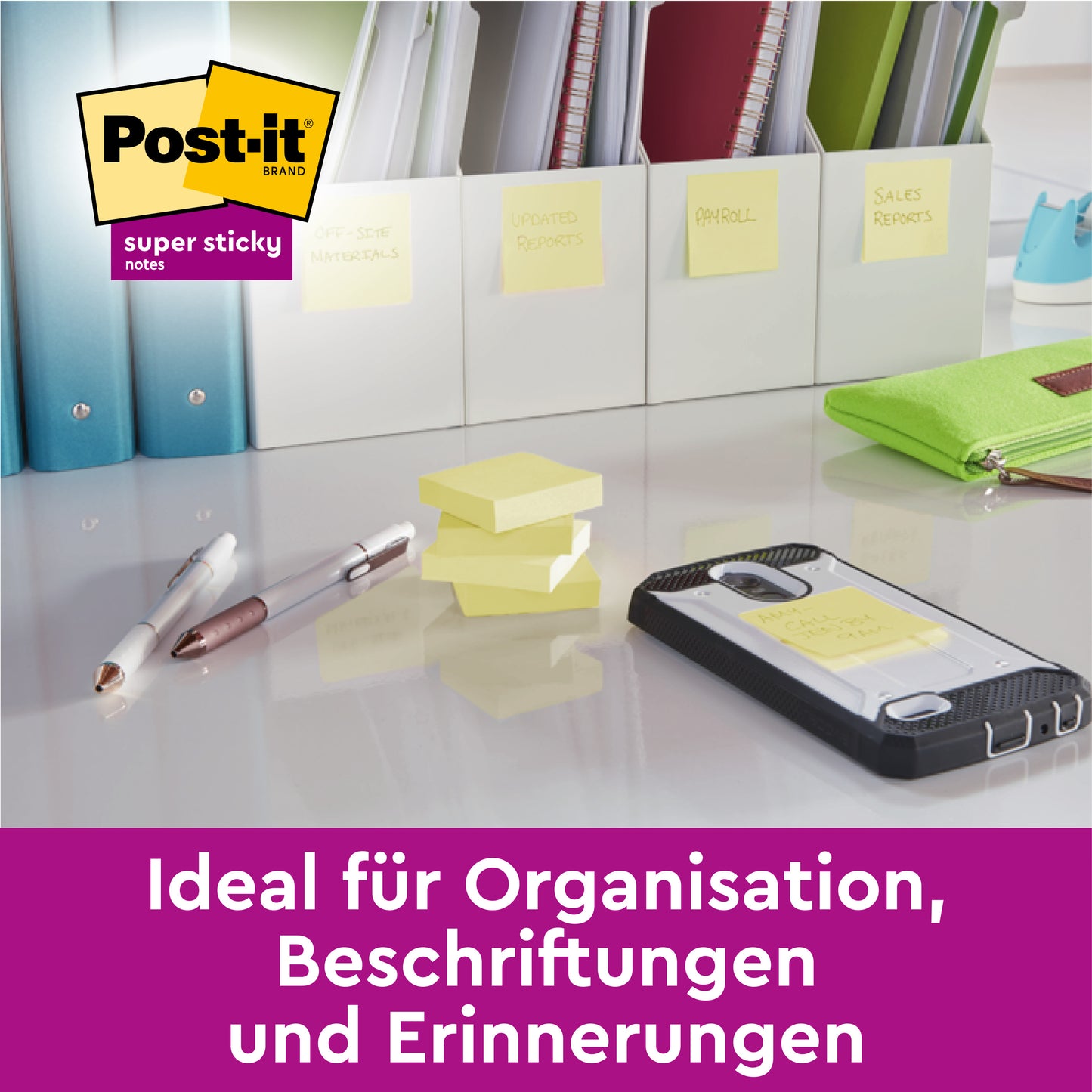 Ein Schreibtisch mit Stiften, einem Smartphone und nach Kategorien beschrifteten Ordnern zeigt Post-it® Super Sticky Notes (76 mm x 76 mm, 90 Blatt/Block) von 3M Deutschland GmbH, zum Organisieren, Beschriften und Erinnerungen auf Deutsch.