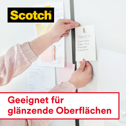 Mit Scotch® Crystal Klebeband, 19 mm x 12 m (2 Rollen auf Abrollern + 3,2 m GRATIS) von 3M Deutschland GmbH werden Notizen an einer Tafel befestigt - ideal für glänzende Oberflächen. Andere Zettel sind ebenfalls mit transparentem Klebeband fixiert.