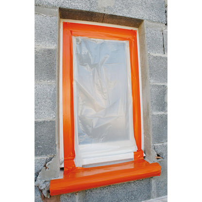 Ein Fenster an einer grauen Backsteinmauer ist mit einer durchsichtigen Kunststofffolie abgedeckt und mit dem Scotch® High Visibility Klebeband, orange, 25 m x 48 mm von 3M Deutschland GmbH eingefasst, wahrscheinlich zum Schutz bei Bau- oder Malerarbeiten.
