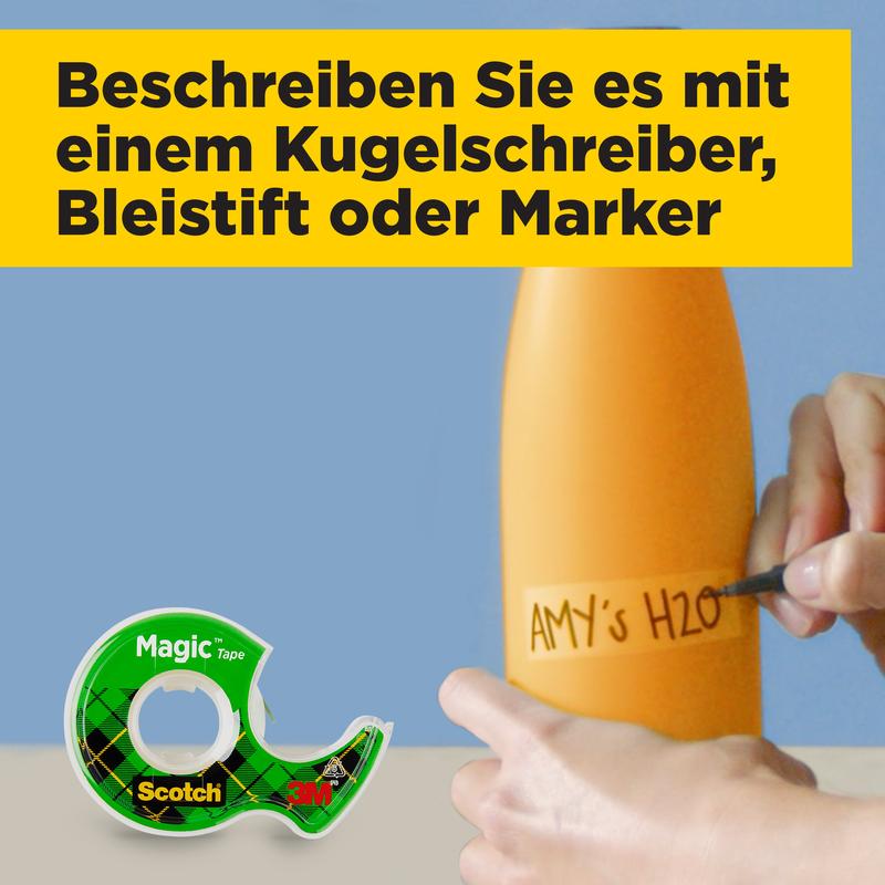 A hand labels an orange bottle with "AMY's H2O". In the foreground is Scotch® Magic™ Invisible Tape (19 mm x 25 mm, 1 roll on handheld dispenser/package + 5 m FREE) by 3M Deutschland GmbH. Above is a yellow German text block.