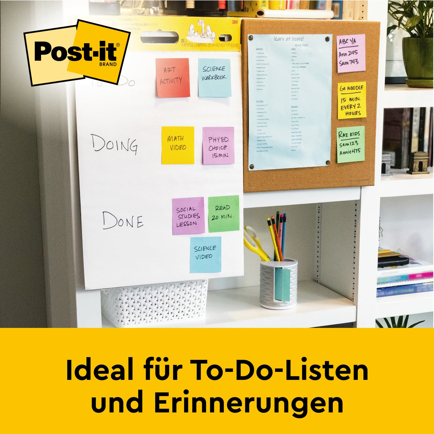 Auf einem Schreibtisch liegt das Post-it® Super Sticky selbsthaftendes Mini Meeting Chart, 38x45,7cm, von 3M Deutschland GmbH, mit einer bunten To-Do-Liste. In der Nähe liegt ein blauer Terminkalender und Bücher füllen das Regal darunter. Text: "Ideal für To-Do-Listen und Erinnerungen.