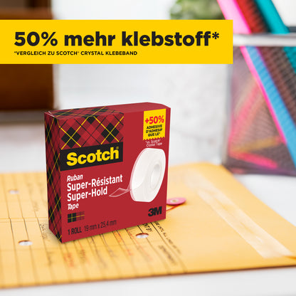 Eine Schachtel Scotch® Super-Hold Secure Tape, 1 Rolle, 19 mm x 25,4 m (3M Deutschland GmbH), mit rot-grün karierter Verpackung, liegt neben einem versiegelten Manila-Umschlag. Ein gelbes Banner mit der Aufschrift "50% mehr klebstoff*" steht über dem Karton.