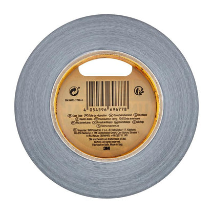 Eine Rolle Scotch® Universal Klebeband 2904 (50 m x 48 mm) der 3M Deutschland GmbH, von oben gesehen, hebt sich durch ihre graue Farbe und ein zentrales Etikett mit Barcode und Produktangaben in mehreren Sprachen hervor.