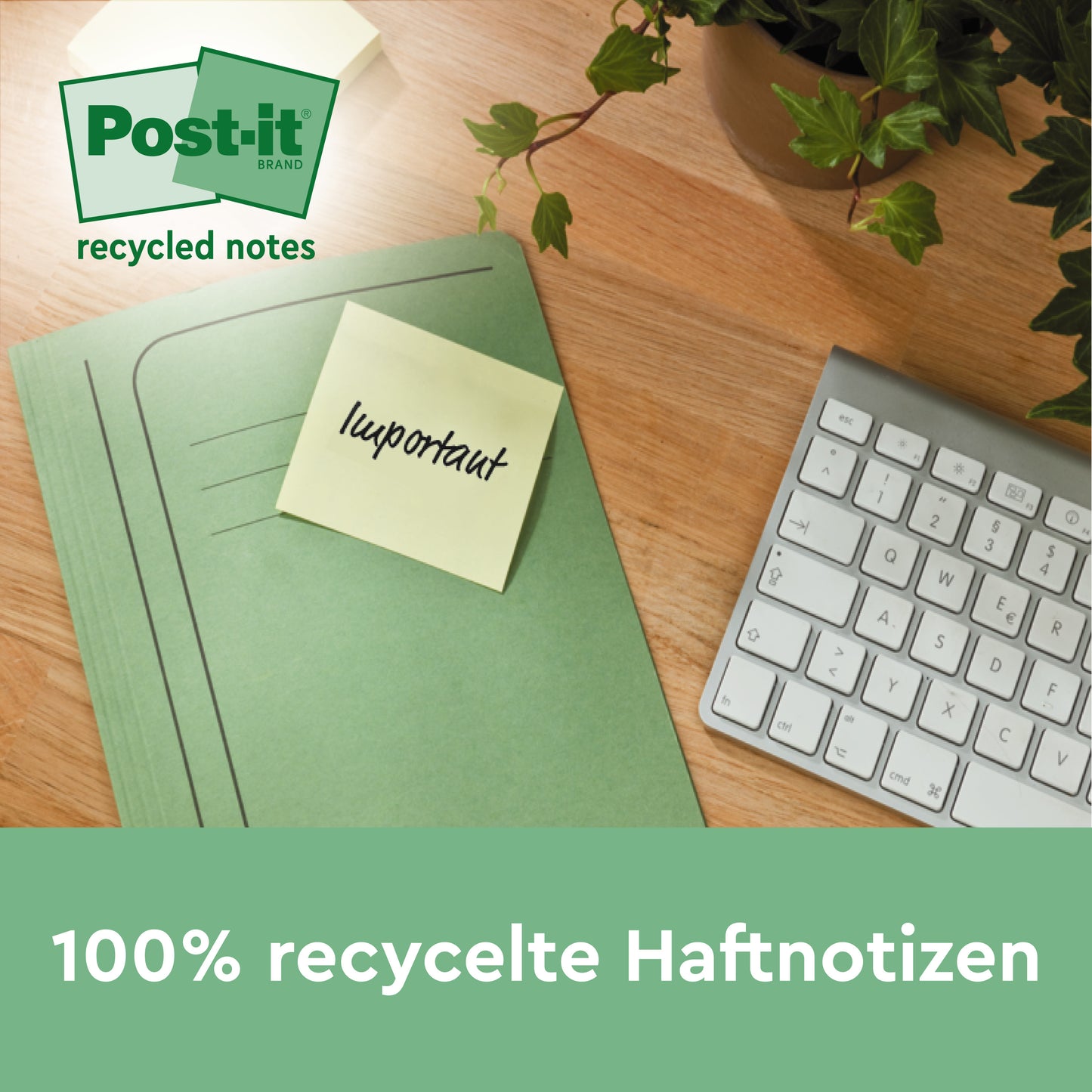 Ein grüner Ordner mit einer Post-it® Recycling Notiz mit der Aufschrift "wichtig" steht neben einer weißen Tastatur und einer Pflanze. Der Zettel ist 76x76 mm groß, 100 Blatt/Block, hergestellt aus 100% PEFC-zertifiziertem Papier der 3M Deutschland GmbH.