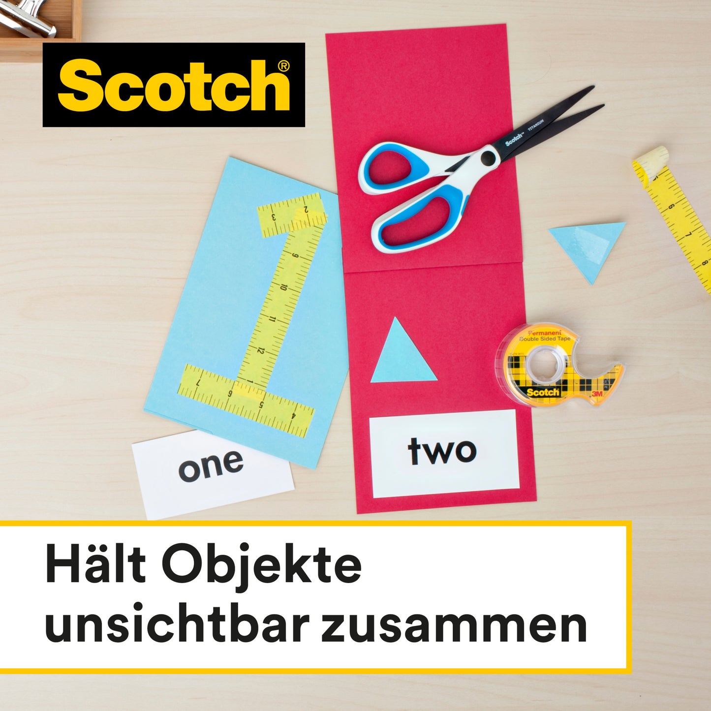 Auf einer Holzfläche liegen eine Schere, ein Lineal, farbiges Papier mit "eins" und "zwei" und 1 Rolle Scotch® doppelseitiges Klebeband (19 mm x 33 m) von 3M Deutschland GmbH. Deutscher Text: "Hält Objekte unsichtbar zusammen." Perfekt für Bastelbedarf.