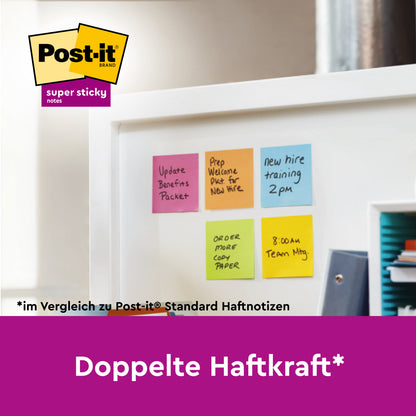 Auf einem Whiteboard sind sechs bunte Post-it® Super Sticky Notes der 3M Deutschland GmbH (76x76 mm, 45 Blatt/Block, 3 Blöcke/Packung) mit dem Schriftzug "Doppelte Haftkraft*" auf einem lila Banner mit PEFC-Zertifikat (SGSCH-PEFC-COC-110078) und Produktbranding zu sehen.