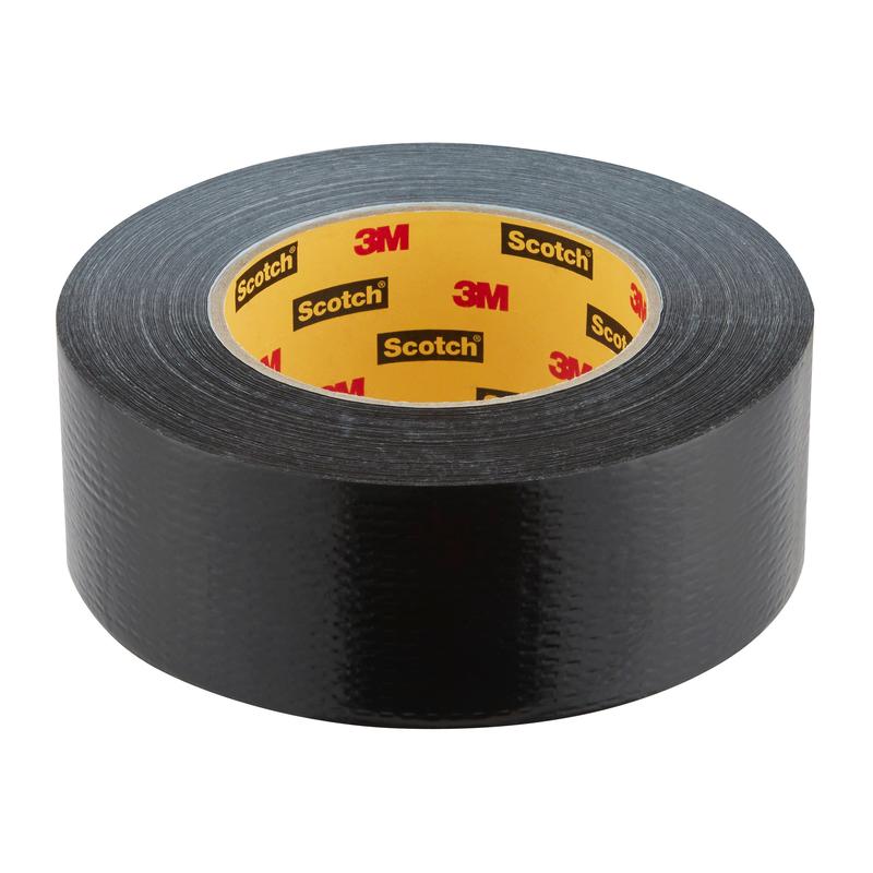 Eine Rolle Scotch® Universal Klebeband 2904, 50 m x 48 mm von 3M Deutschland GmbH, mit schwarzer Außenseite und gelbem Kern mit den Logos von 3M und Scotch, abgebildet auf einem einfarbig weißen Hintergrund.
