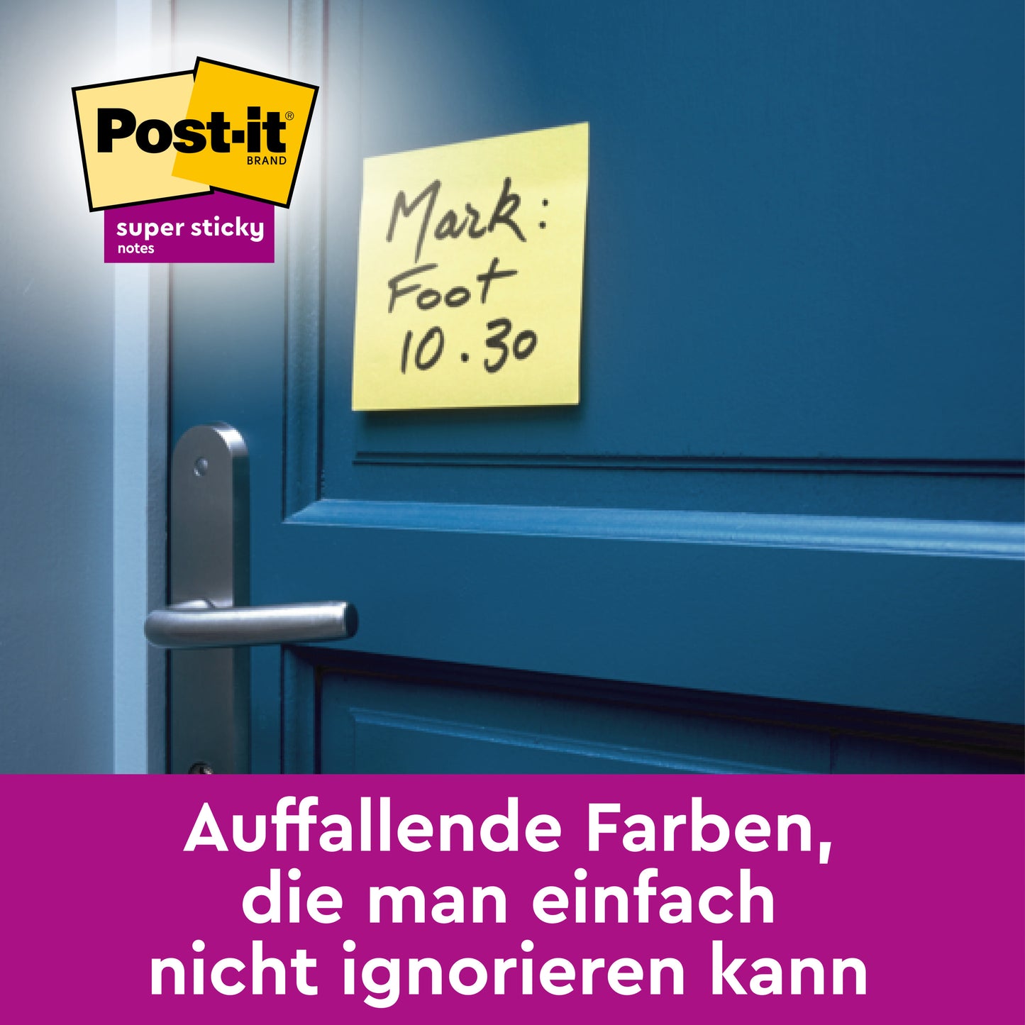 Ein Post-it® Super Sticky Notes (Gelb, 76 mm x 76 mm, 90 Blatt) von 3M Deutschland GmbH ist an einer blauen Tür über einem silbernen Griff angebracht. Das Bild enthält die "Mark: Foot 10.30", deutschen Text und das Produktlogo.