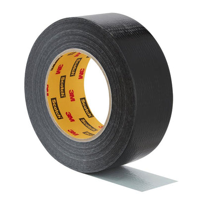 Eine Rolle Scotch® Universal Klebeband 2904 (50 m x 48 mm) der 3M Deutschland GmbH, teilweise abgerollt, um die Klebeseite zu zeigen, mit einem gelben Innenetikett mit den Markenlogos.