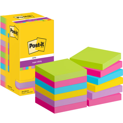 Eine Schachtel Post-it® Super Sticky Notes (76 mm x 76 mm, 90 Blatt/Block) von 3M Deutschland GmbH mit drei Stapeln sortierter bunter Zettel - rosa, gelb, grün und blau -, die vorne angeordnet sind.
