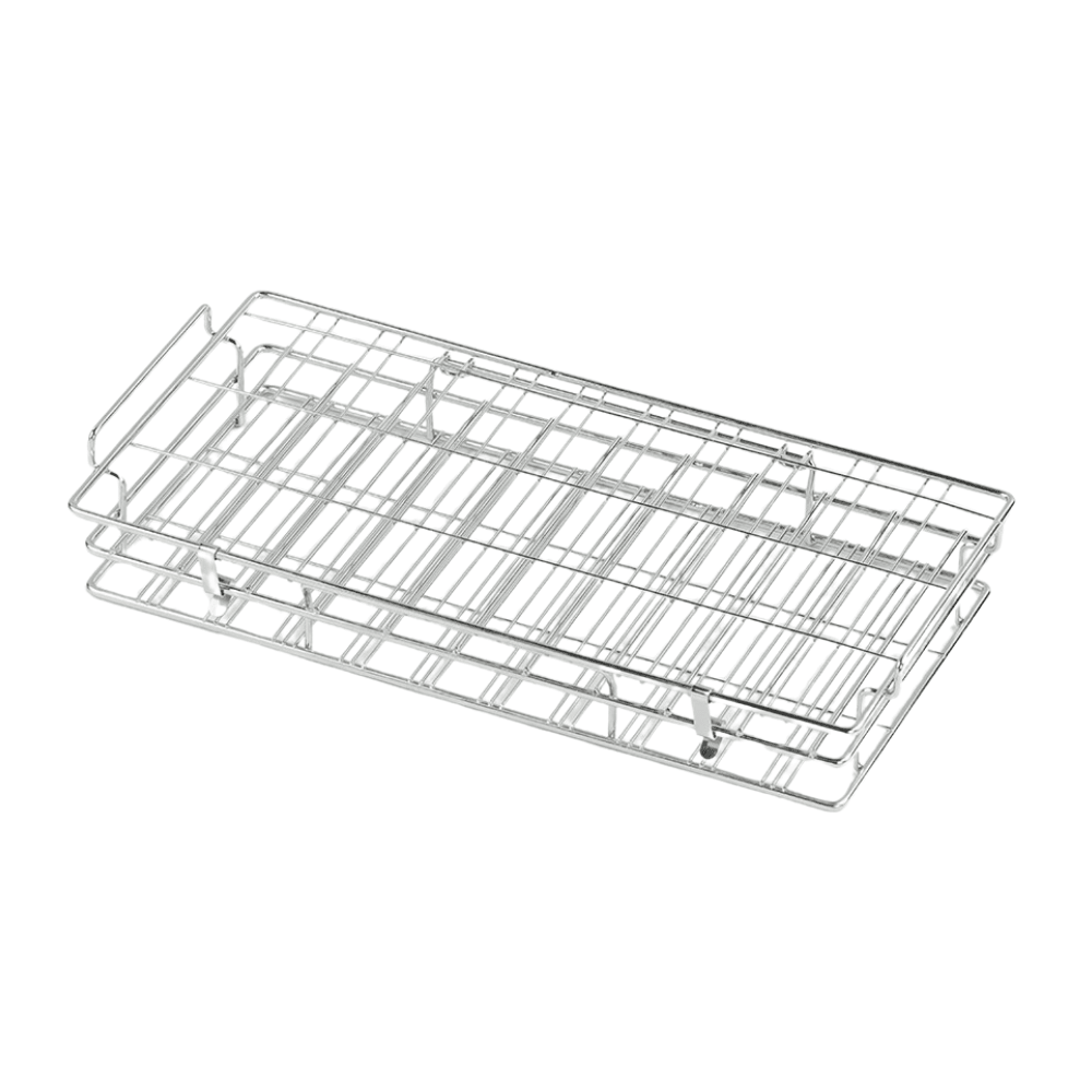 Wir präsentieren den Melipul Becher-Spülkorb aus Edelstahl in groß von Helmut Schwarz GmbH, ein stilvolles und langlebiges Accessoire für jede Küche. Diese schlanke Metallkonstruktion verfügt über mehrere Stützbeine und eignet sich daher perfekt zum Platzieren von Backwaren oder anderen Lebensmitteln, die effizient gekühlt werden sollen. Seine rechteckige Form und das Gittermuster sorgen für optimale Luftzirkulation und fügen sich nahtlos in Ihre Küche ein.