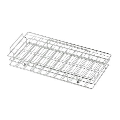 Wir präsentieren den Melipul Becher-Spülkorb aus Edelstahl in groß von Helmut Schwarz GmbH, ein stilvolles und langlebiges Accessoire für jede Küche. Diese schlanke Metallkonstruktion verfügt über mehrere Stützbeine und eignet sich daher perfekt zum Platzieren von Backwaren oder anderen Lebensmitteln, die effizient gekühlt werden sollen. Seine rechteckige Form und das Gittermuster sorgen für optimale Luftzirkulation und fügen sich nahtlos in Ihre Küche ein.