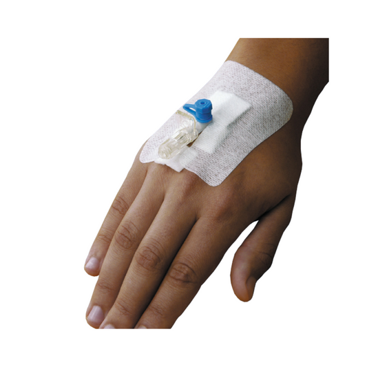 Die Hand einer Person mit einer intravenösen Nadel, die mit einem Holthaus Ypsipor Kanülenpflaster auf dem Handrücken befestigt ist, isoliert auf einem weißen Hintergrund.
