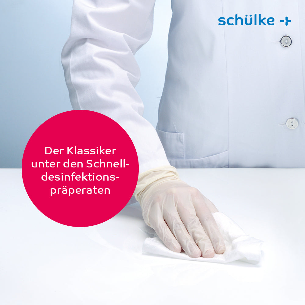 Eine Person in weißem Laborkittel und Handschuhen wischt eine Oberfläche mit Schülke Mikrozid AF Wipes premium Desinfektionstüchern - 50 Tücher | Packung (50 Tücher) ab. In einem roten Kreis ist der deutsche Text zu sehen, der übersetzt „Der Klassiker unter den Schnelldesinfektionsmitteln“ bedeutet. In der oberen rechten Ecke ist in blauer Schrift das Wort „Schülke & Mayr GmbH“ zu sehen.