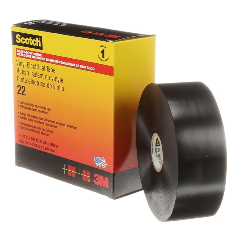 Schwarze Klebebandrolle neben gelb-roter Verpackung, beides freigestellt auf hellem Hintergrund mit klar erkennbaren Formen.
