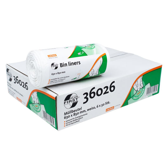 Ein Karton DEISS First Plus® Müllsäcke 80 Liter, Premium-LDPE, 36026 der Emil Deiss KG mit deutlich sichtbaren Spezifikationen und der Nummer „36026“ enthält weiße Plastiktüten, wie an der sichtbaren Rolle zu erkennen ist, die aus dem Karton herausschaut.