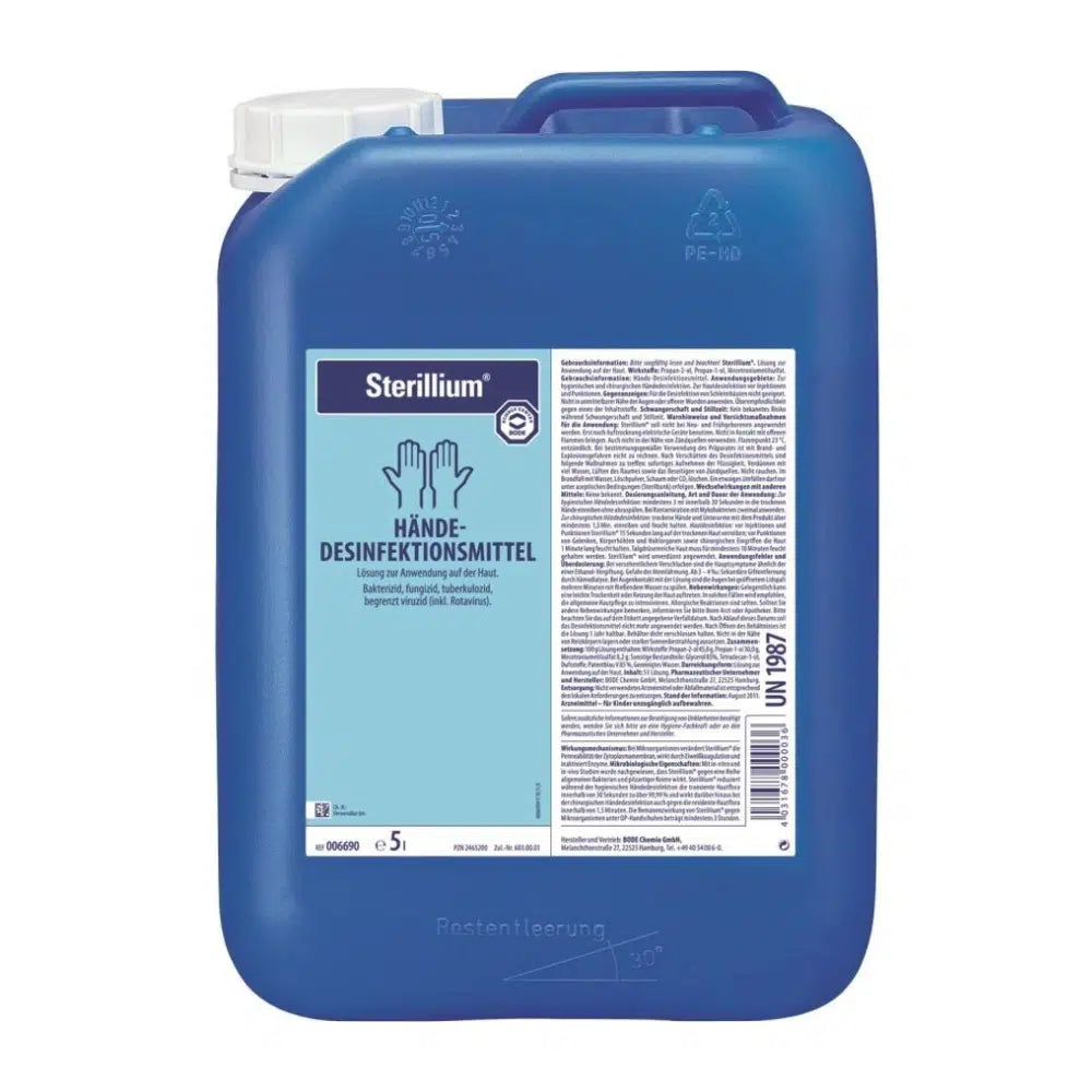 Ein blauer 5-Liter-Kanister mit der Aufschrift „Sterillium® Händedesinfektionsmittel“ mit detaillierten Produktinformationen und Anwendungshinweisen auf dem Etikett.