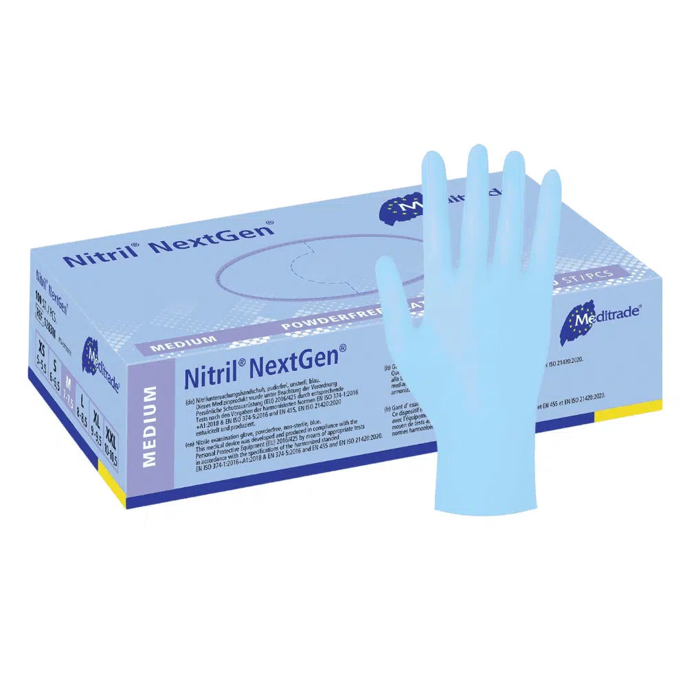 Eine Schachtel mit der Aufschrift „Meditrade Nitril Handschuhe NextGen® von Meditrade GmbH“ mit der Abbildung mittelgroßer, puderfreier, blauer Nitrilhandschuhe auf der Oberseite und an der Seite der Verpackung.