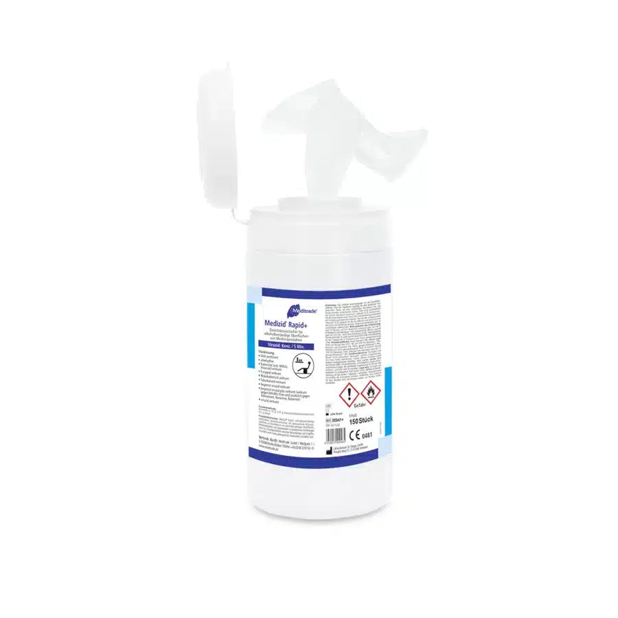 Ein Behälter mit Meditrade Medizid® Rapid+ Desinfektionstüchern der Meditrade GmbH mit geöffnetem Deckel, auf dem ein einzelnes, teilweise herausgezogenes Tuch isoliert auf einem weißen Hintergrund zu sehen ist.