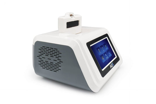 Ein kompaktes, weiß-graues Altruan Echtzeit PCR-Gerät AGS8830-8, 12 kg schwer, mit einer digitalen Touchscreen-Oberfläche auf der Vorderseite und einem Lüftungsgitter an der Seite. Auf der Oberseite ist ein Anschlussport sichtbar.