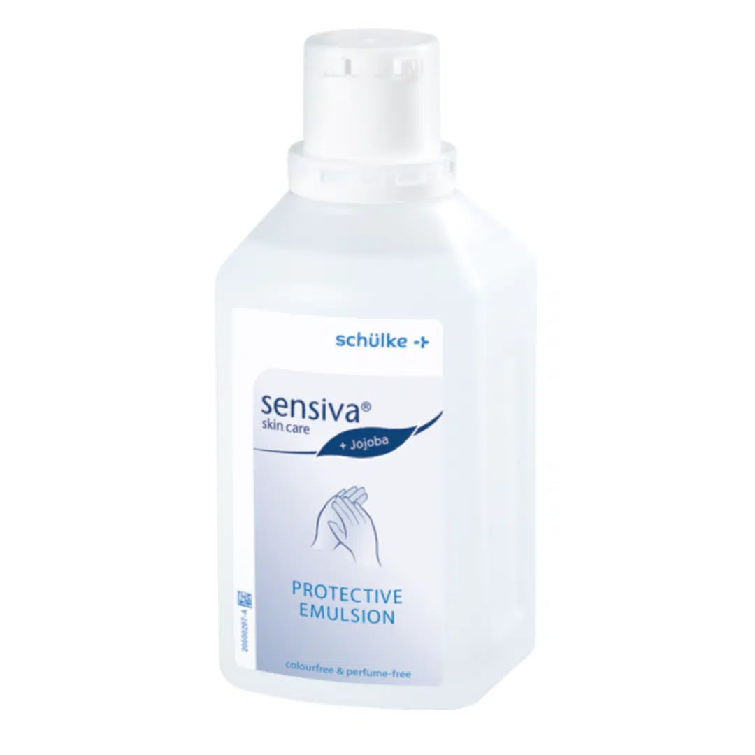 Eine Flasche Schülke sensiva® Schutzemulsion mit Jojoba von Schülke & Mayr GmbH, gekennzeichnet als farbstoff- und parfümfrei. Die Flasche ist weiß mit einem blau-weißen Etikett mit einem