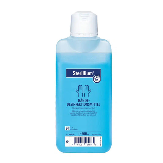 Eine Flasche Sterillium® Händedesinfektionsmittel der Paul Hartmann AG mit blauem Etikett und weißem Verschluss enthält 500 ml antibakterielle Flüssigkeit. Das Etikett ist in deutscher Sprache und weist darauf hin, dass es sich um eine Handdesinfektion handelt.